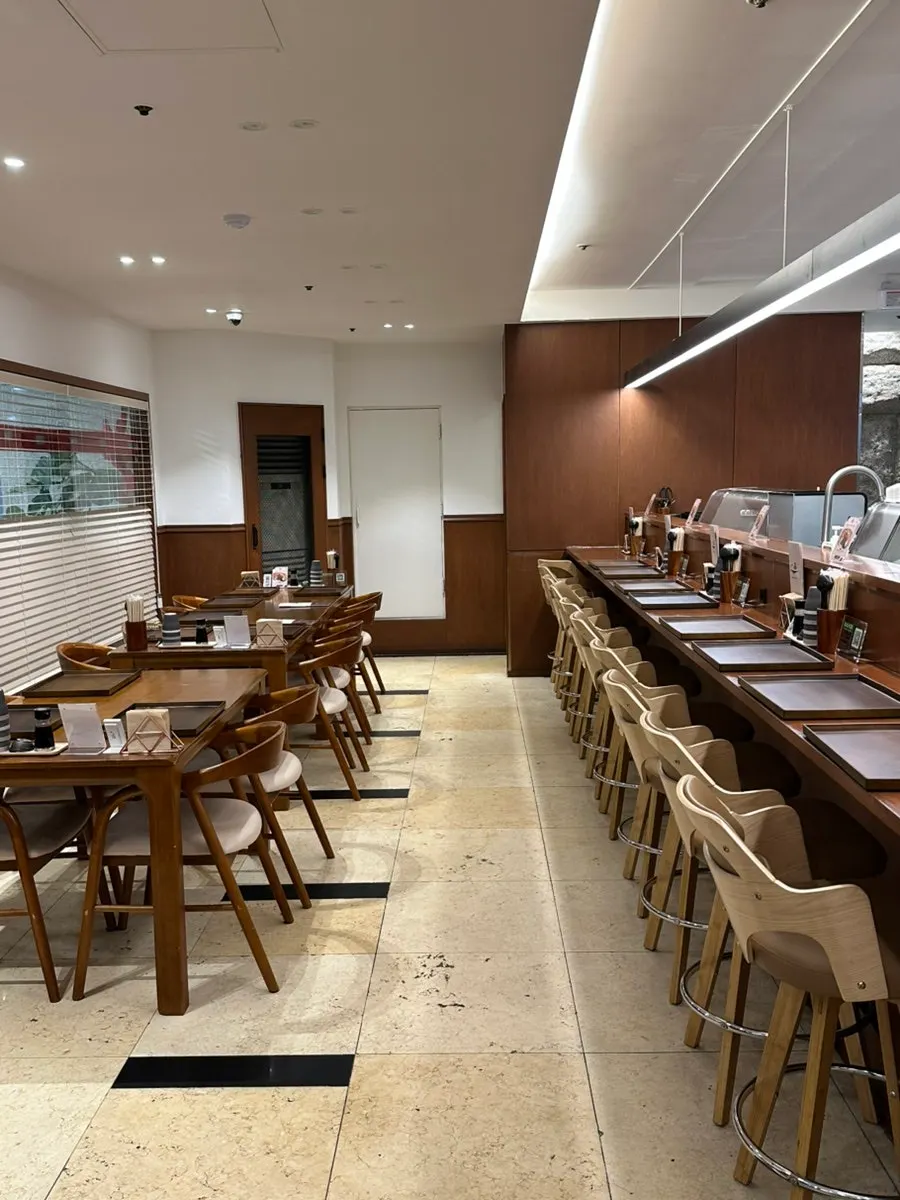 국회의사당역 근처 일품 여의도점 입구 통로