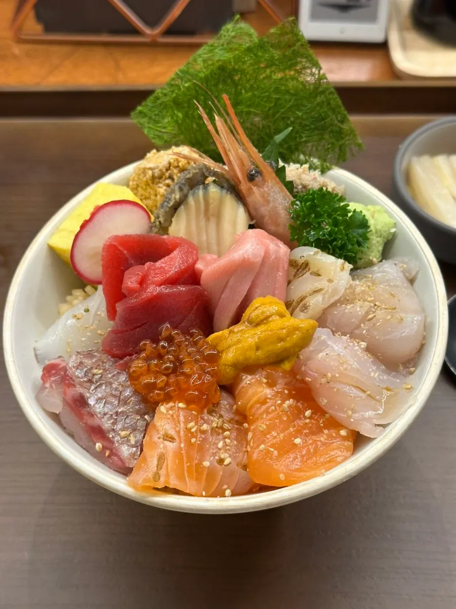 백김치와 장국, 차완무시 반찬 구성