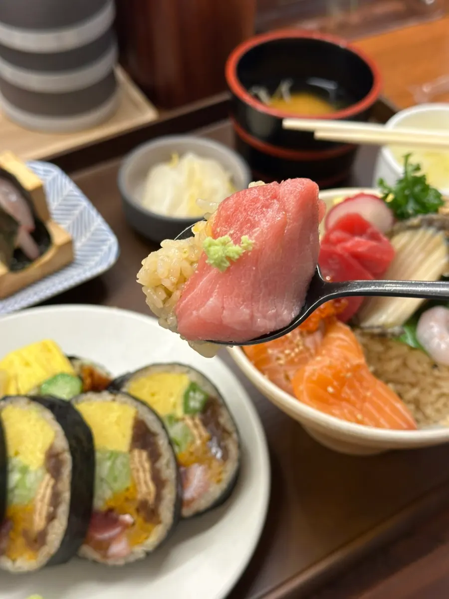 밥 위에 참치 대뱃살을 올린 한 숟가락