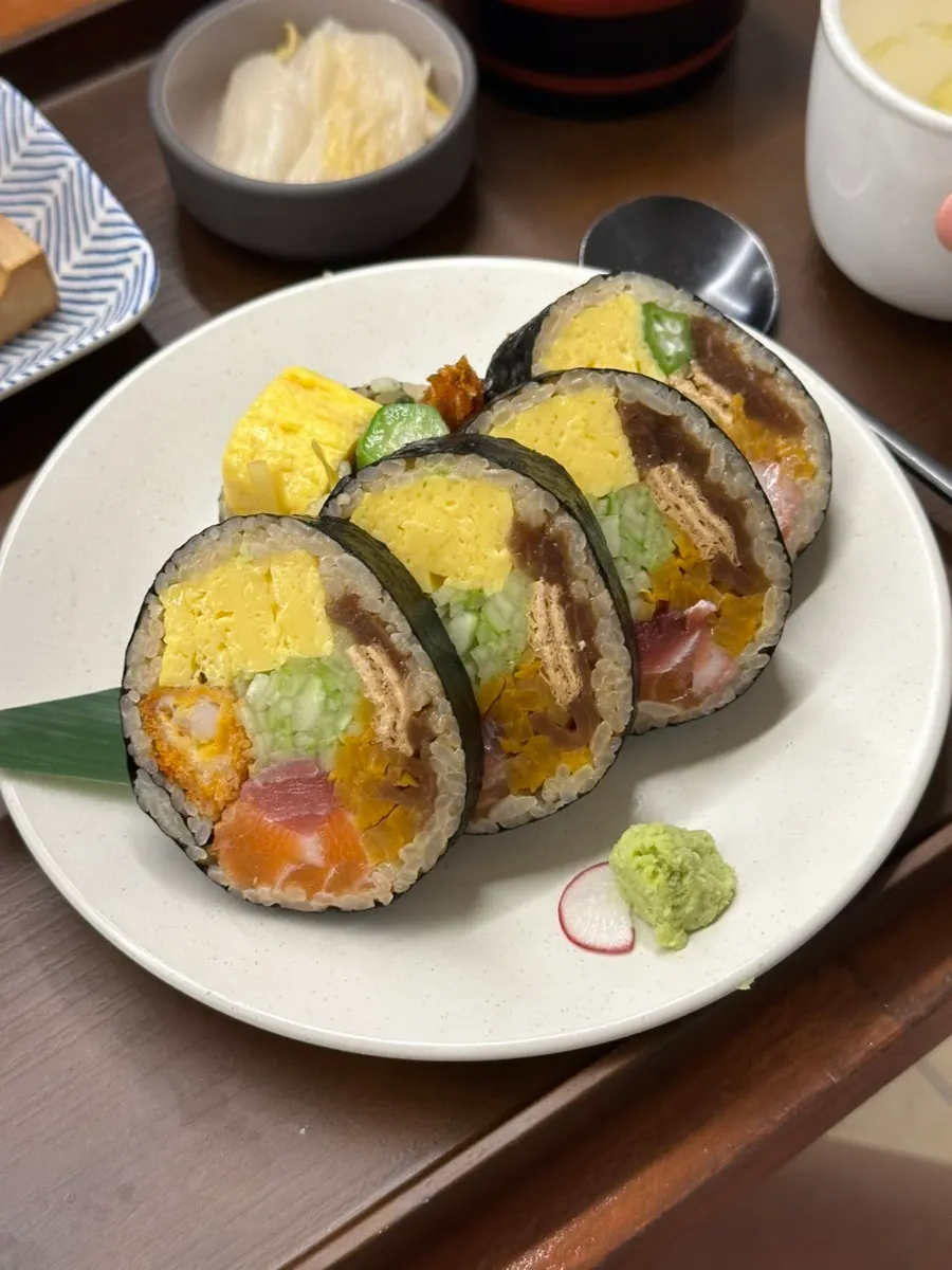 후토마끼 반줄과 새우스시 3종 접시
