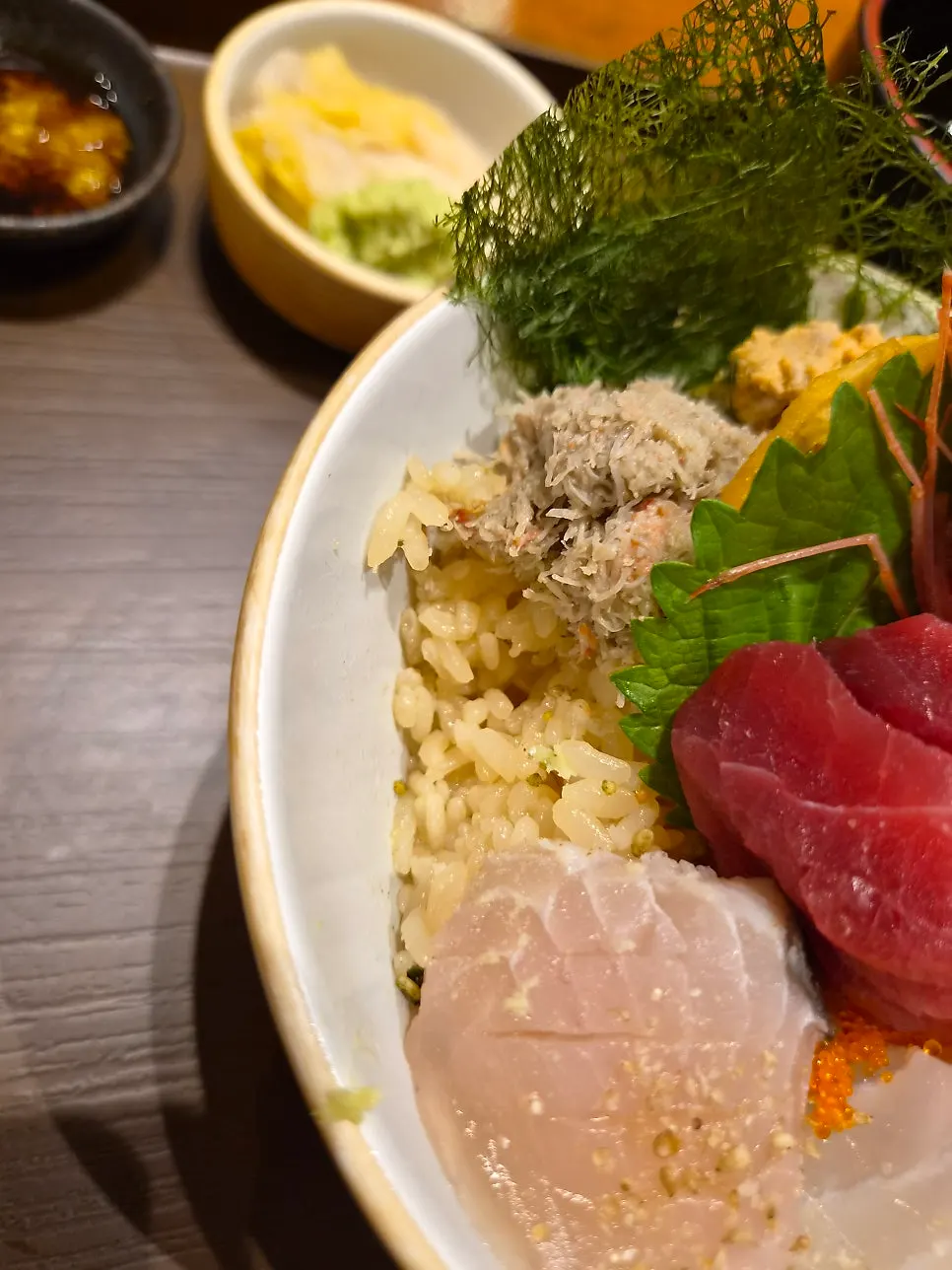Ingredients hiding beneath the sashimi in the kaisendon
