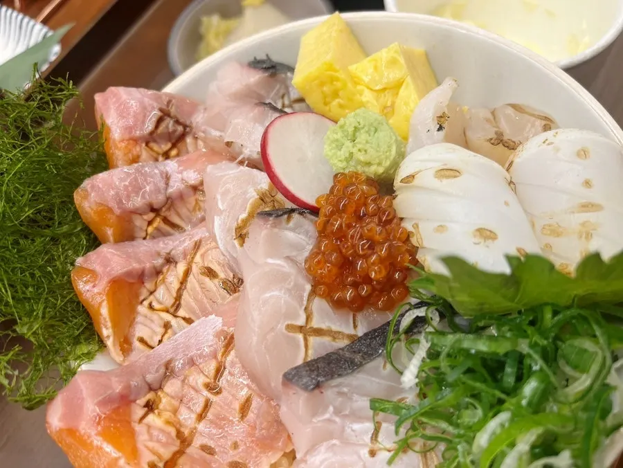 Seared seafood topping on aburidon