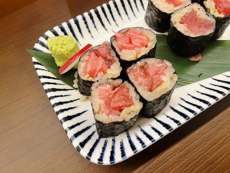 Cross-section of the seaweed-wrapped maguro tekkamaki