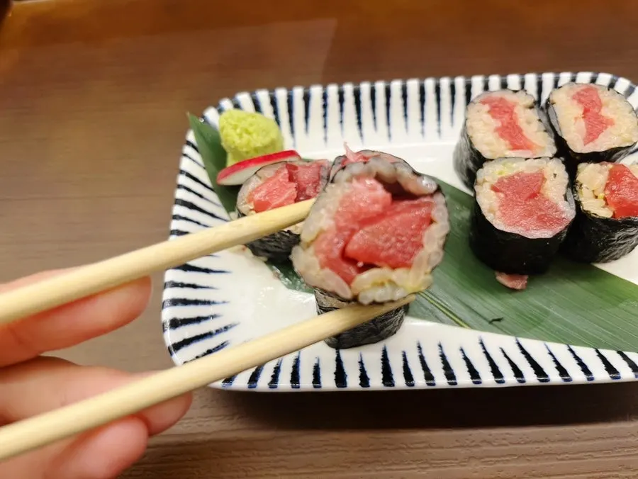 Table with tekkamaki and rice bowls together
