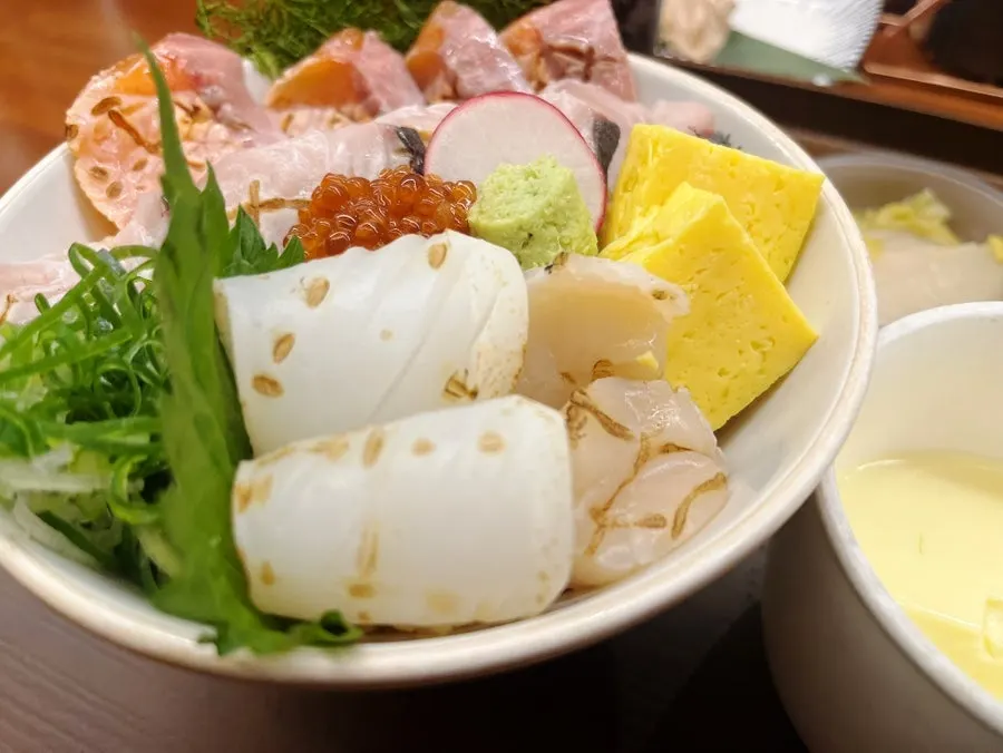 Two rice bowls shared between friends