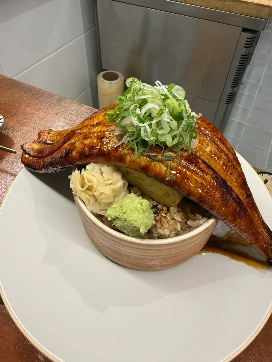 바 좌석에 차려진 우나기동과 프리미엄 카이센동 한 상