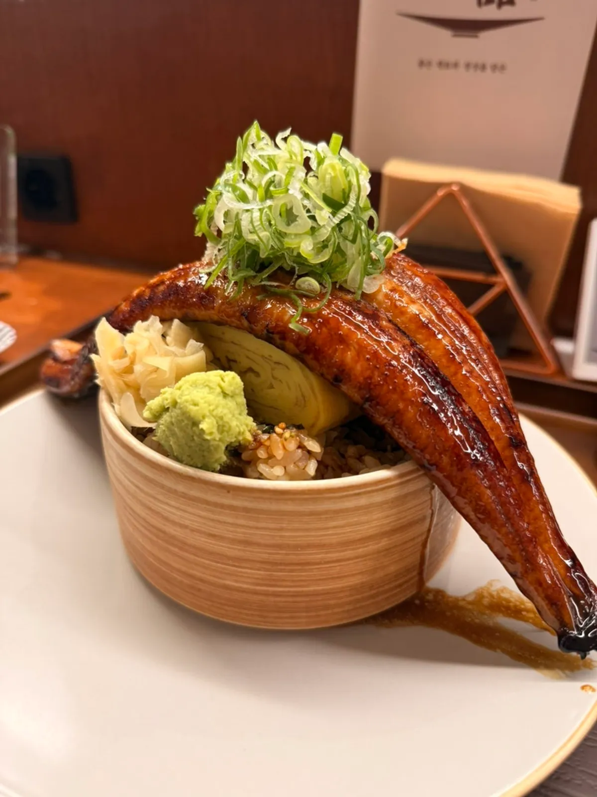 장어 한 마리가 통째로 올라간 우나기동