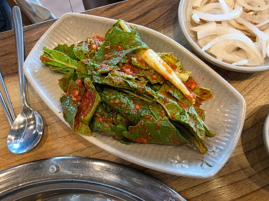 도토리 묵사발과 쌈채소가 놓인 테이블