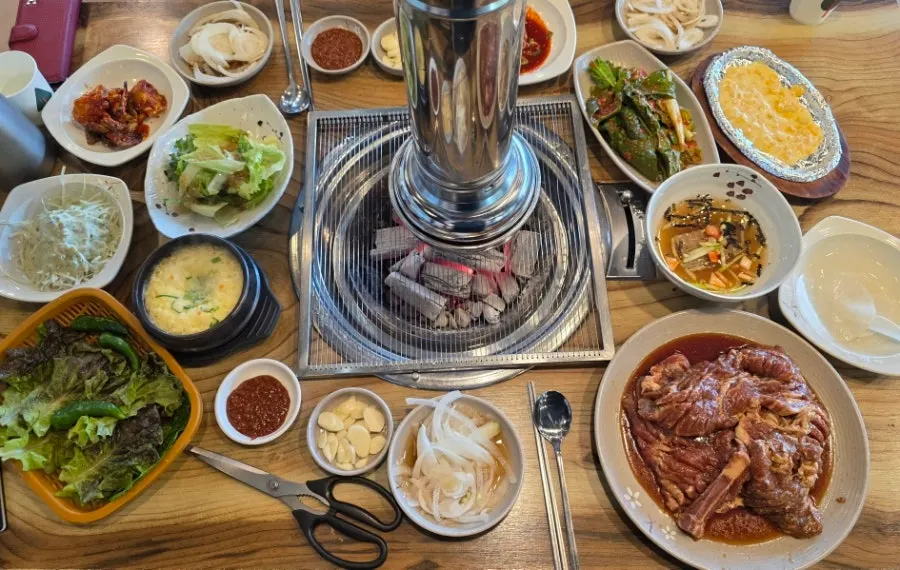 다채롭게 차려진 일품참숯갈비 반찬 전체 상차림