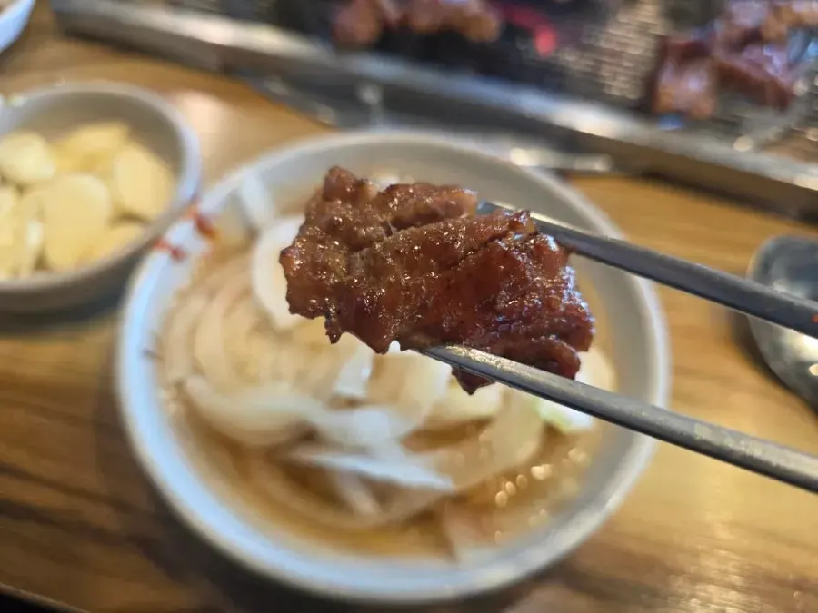 참숯 불판에서 구워지는 돼지갈비