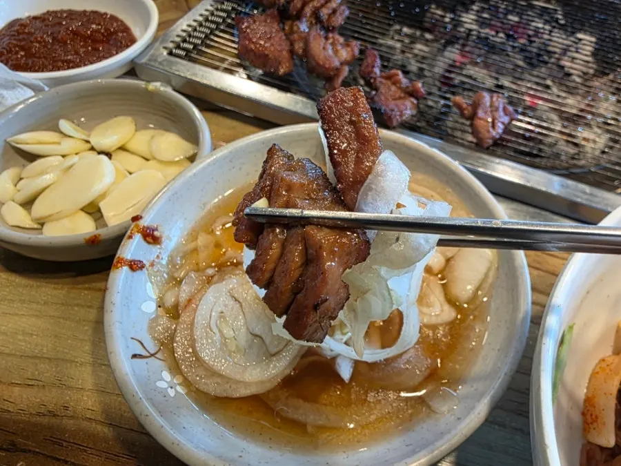 양파채와 함께 먹는 돼지갈비 한 점