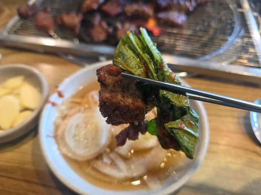 쌈채소에 싸 먹는 돼지갈비 쌈