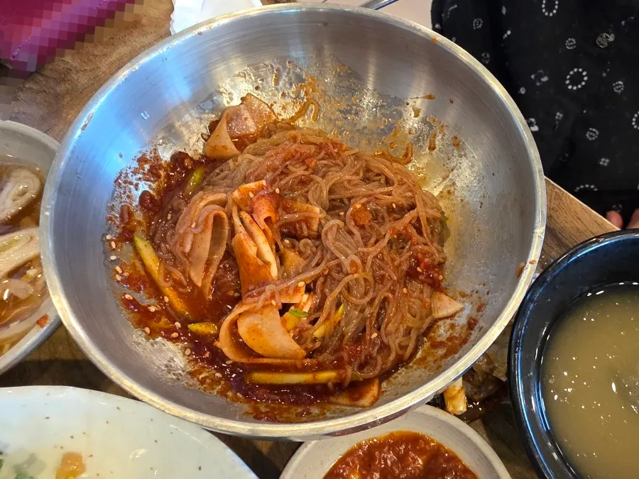 매콤달콤한 비빔냉면 한 그릇