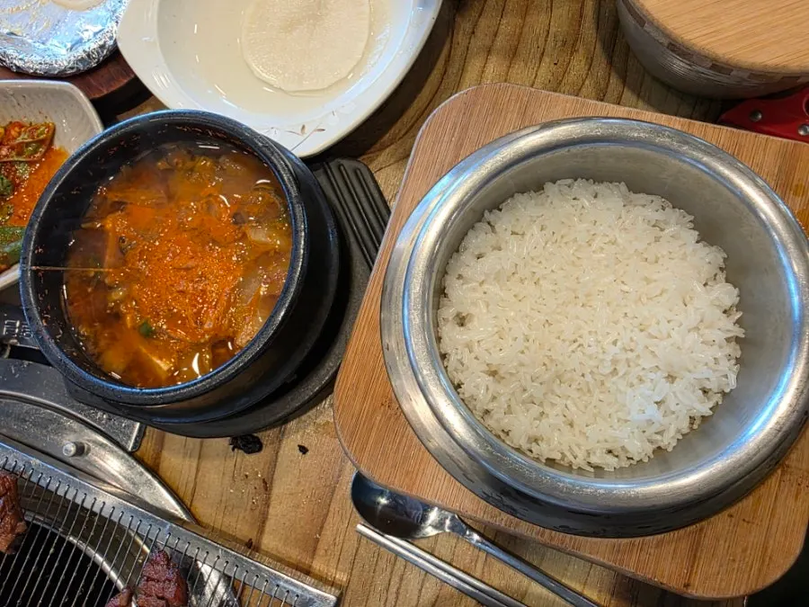 돼지갈비와 냉면이 함께 놓인 테이블
