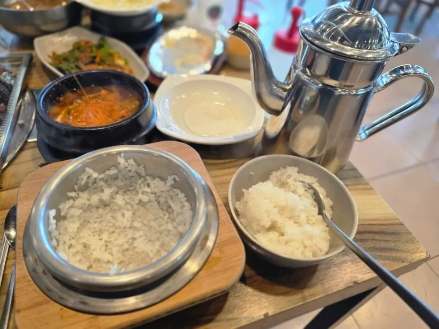 갓 지은 솥밥과 우렁된장찌개 한 상