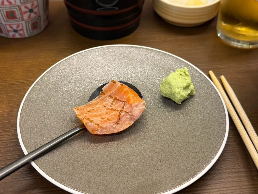 토치로 겉면을 익힌 아부리 연어