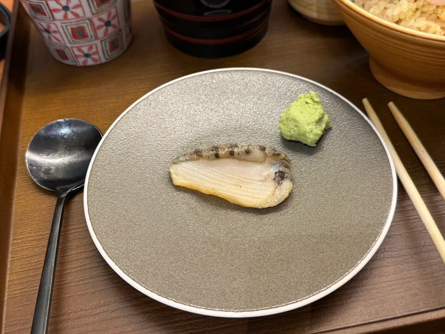 프리미엄 카이센동의 전복 한 점