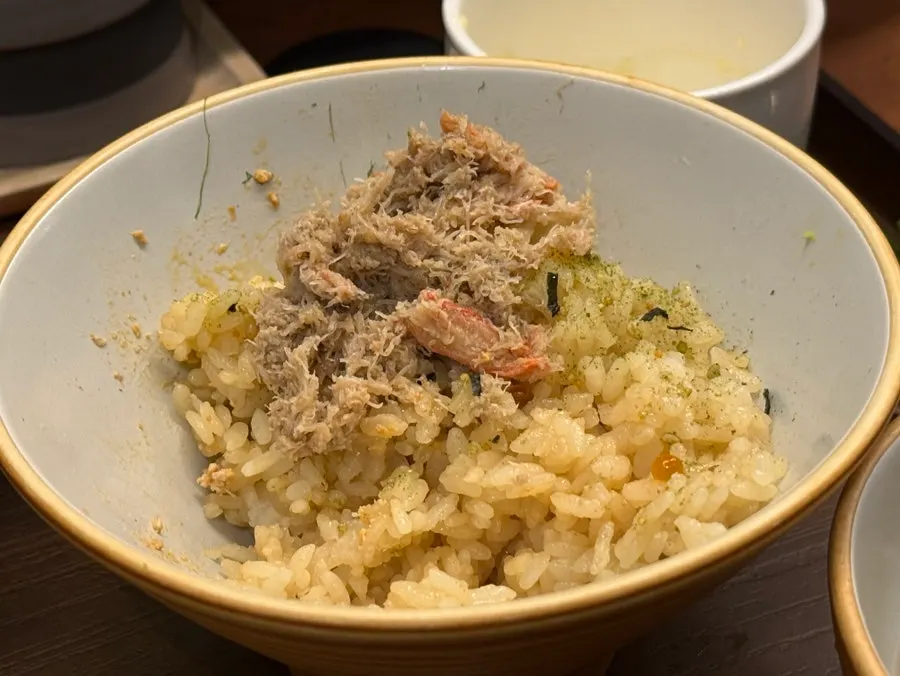 카니미소를 비벼 먹는 카이센동 밥