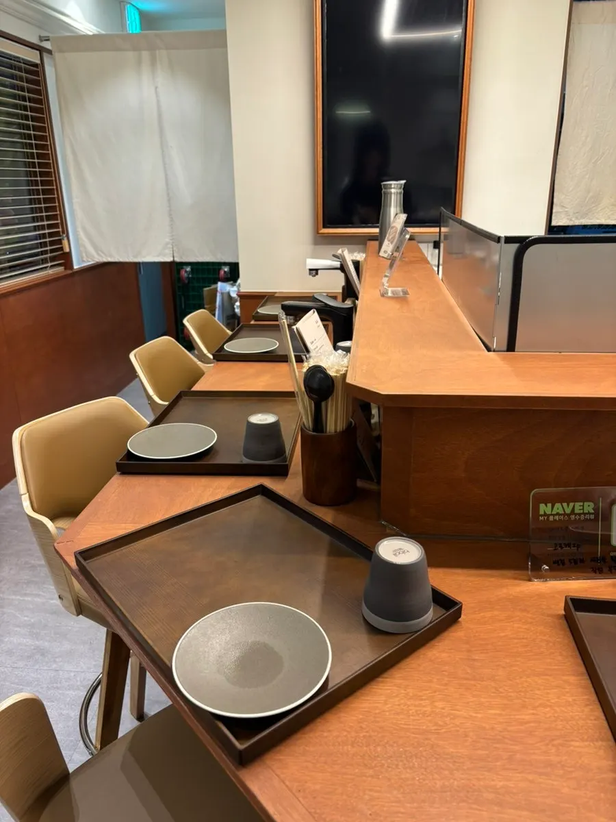 일품 강남점 깔끔한 내부 테이블석
