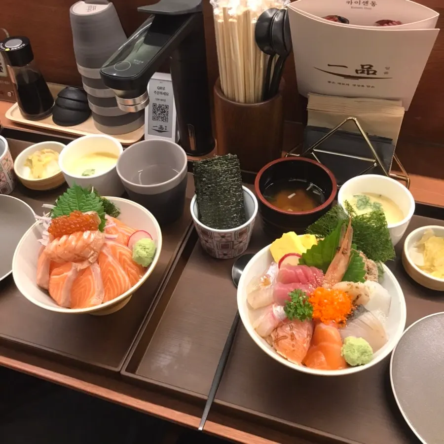 Kitchen preparing sashimi in front of the bar seats