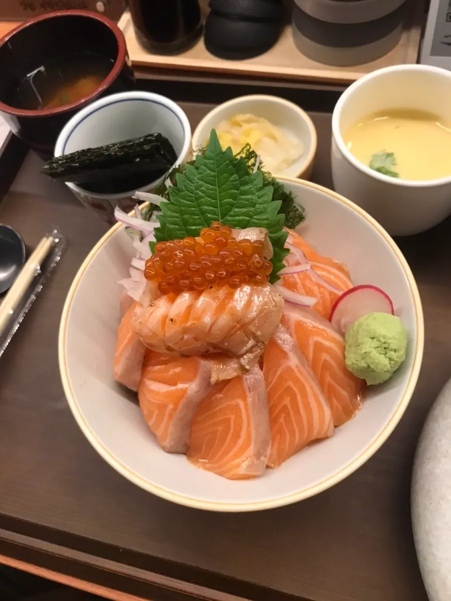 Maguro sushi 3-piece set with akami, zuke, and negitoro maki