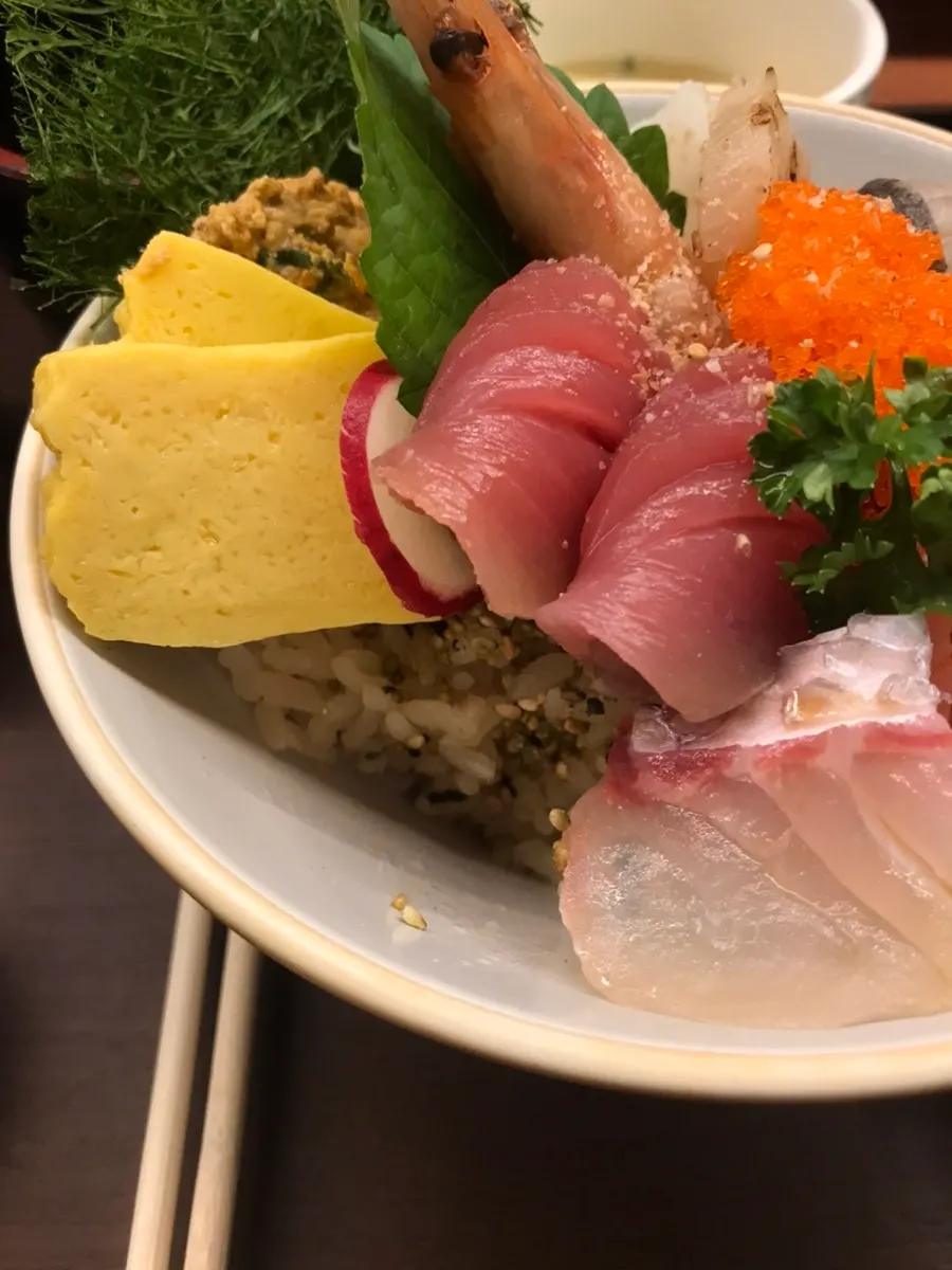 Salmon sake-don piled with aged salmon and salmon roe