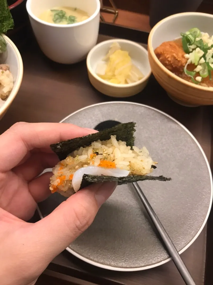 Basic kaisendon topped with thickly sliced sashimi