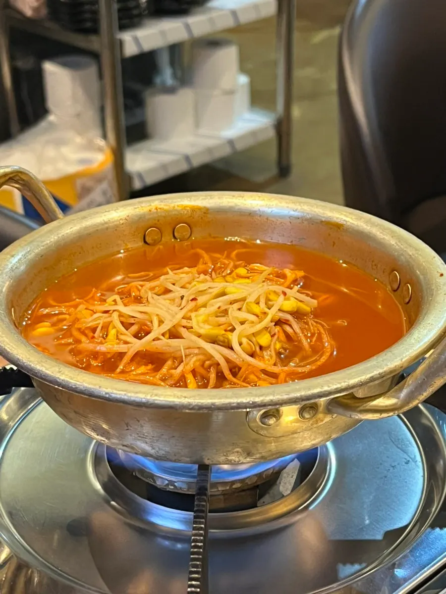 곱창과 함께 나온 기본 반찬 상차림