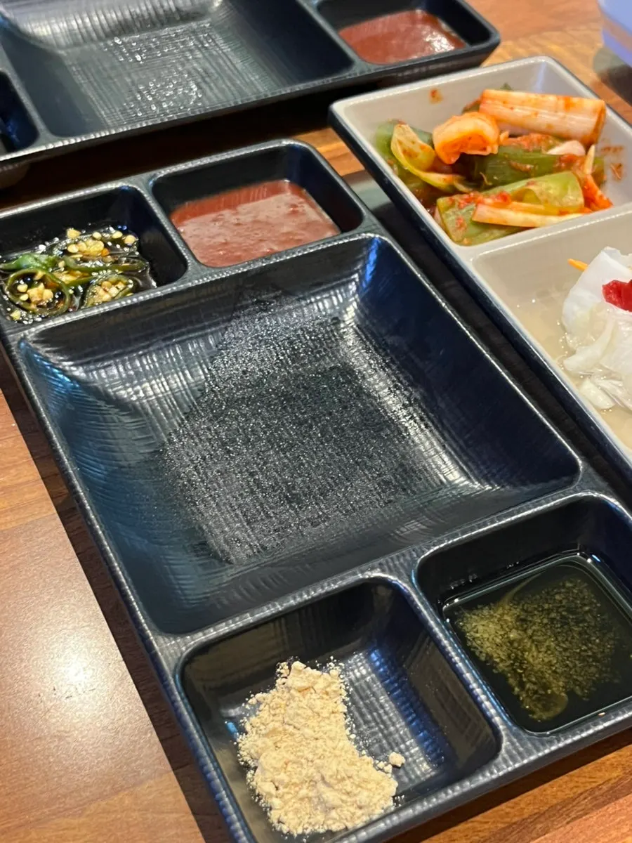 콩가루와 곁들임 접시