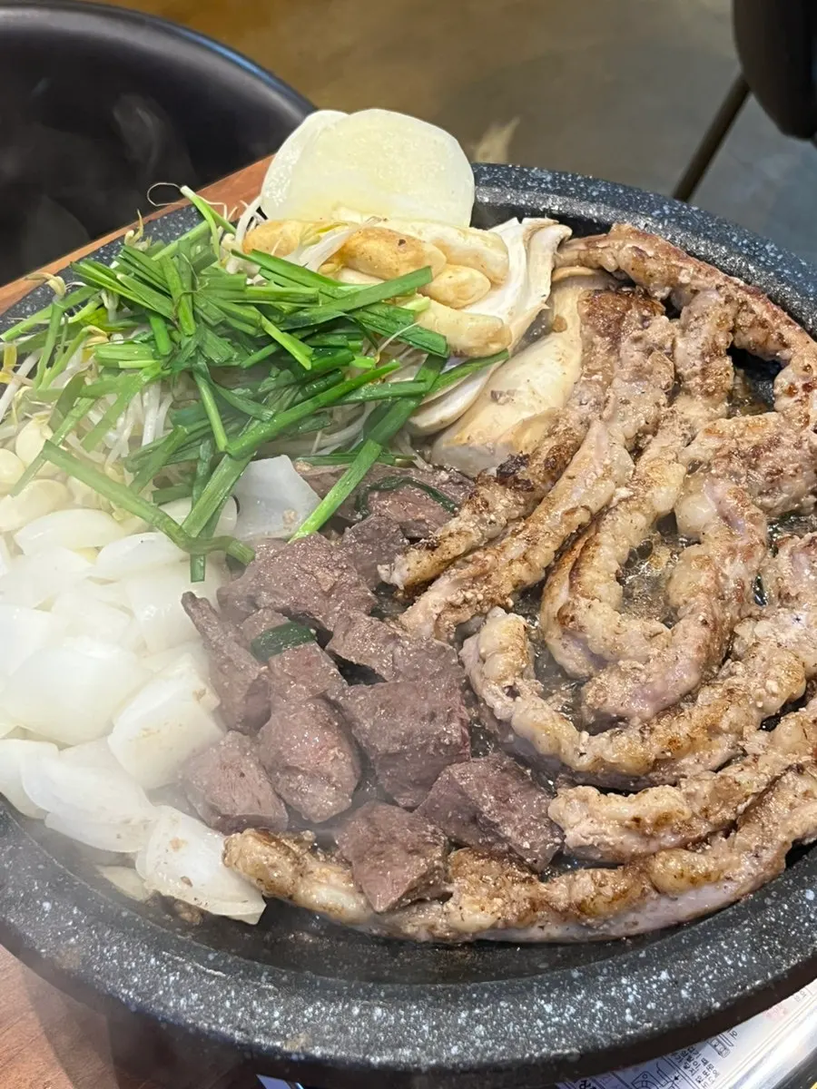불판 위에서 익어가는 곱창 한 판