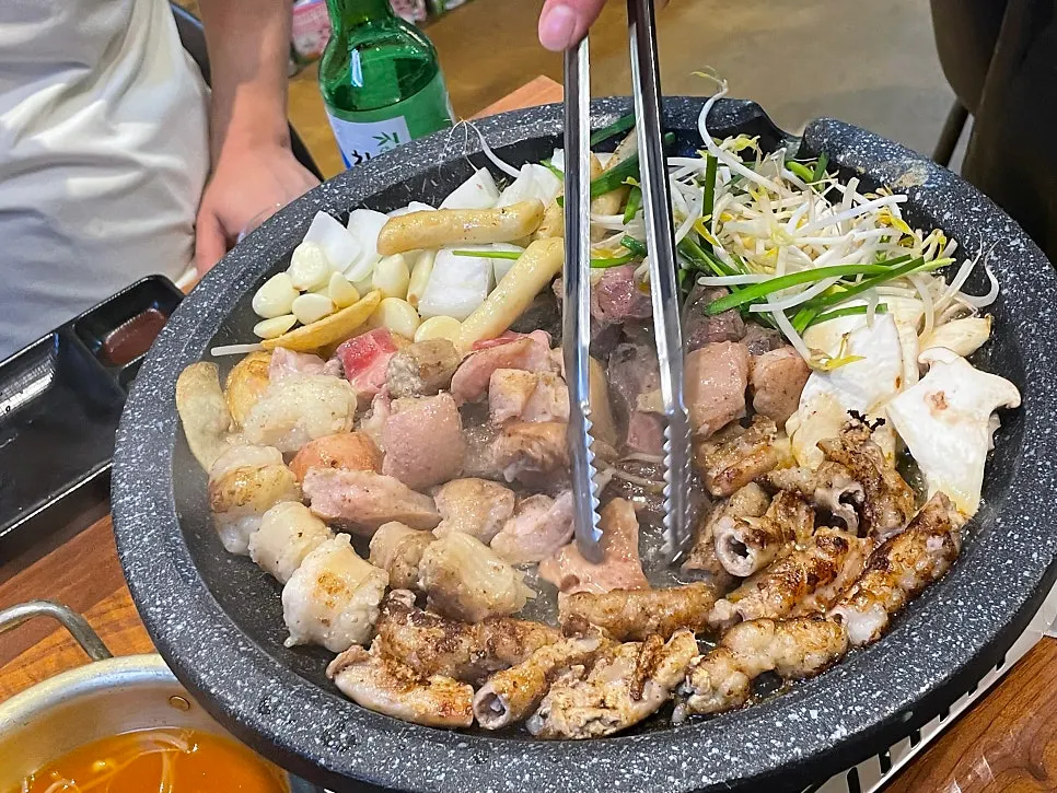 Staff cutting the gopchang with scissors