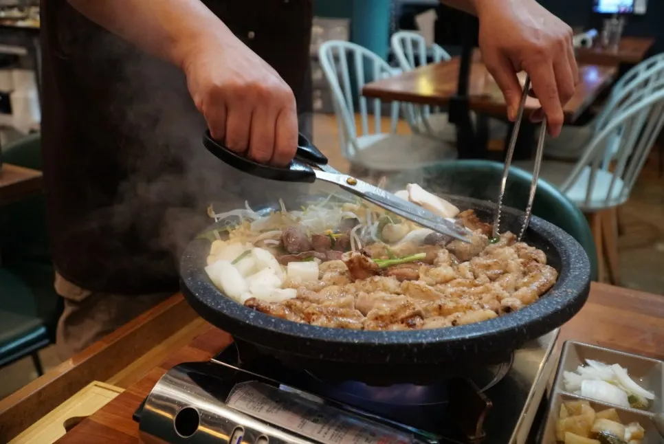 Table set with 2 servings of gopchang and Kooksoondang makgeolli
