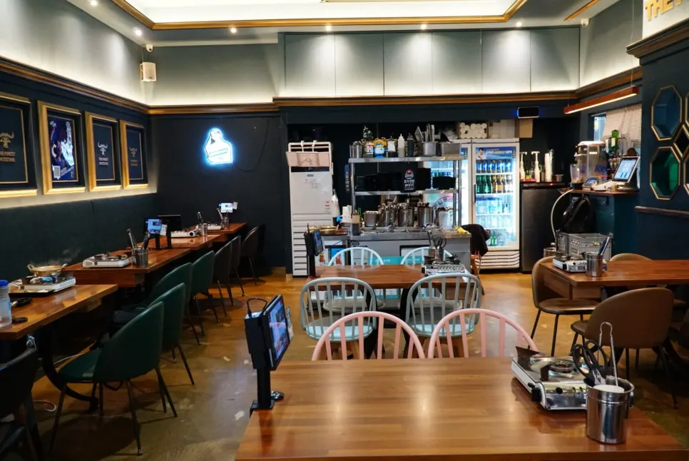 Interior of Ilpum Gopchang with regular tables and sofa seating