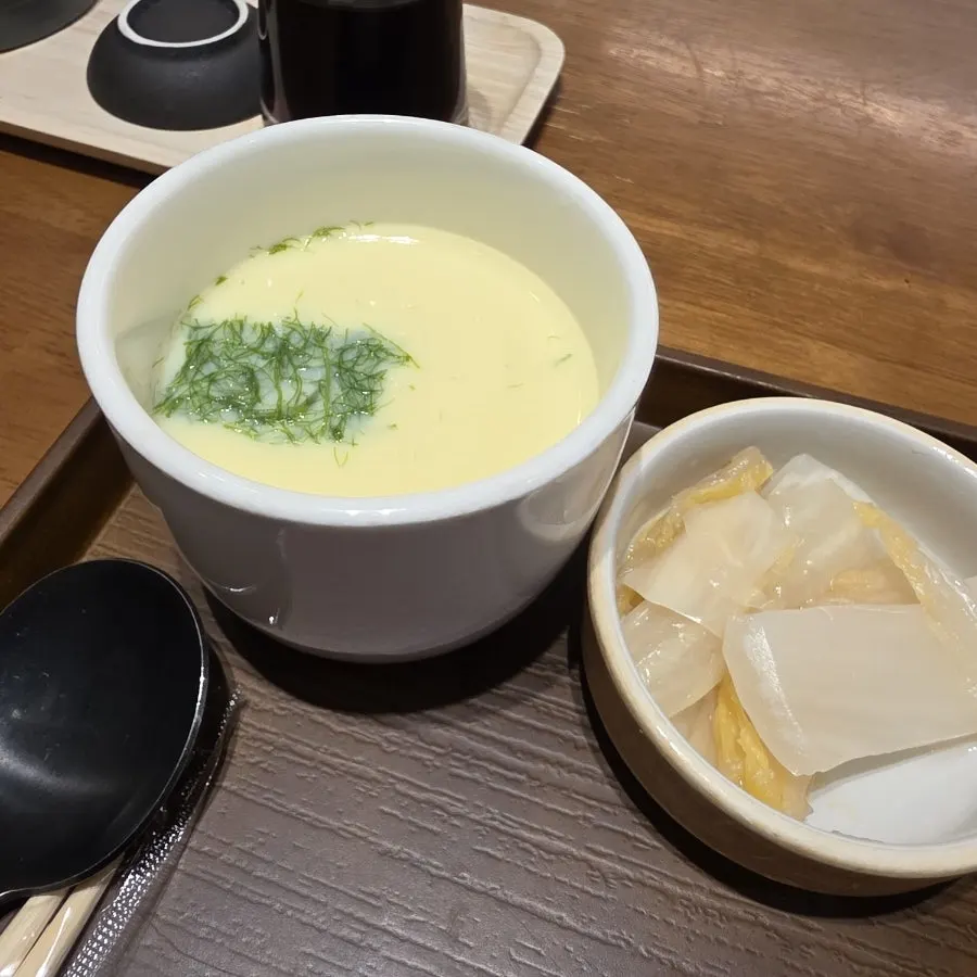Chawanmushi, soup, and seaweed served first