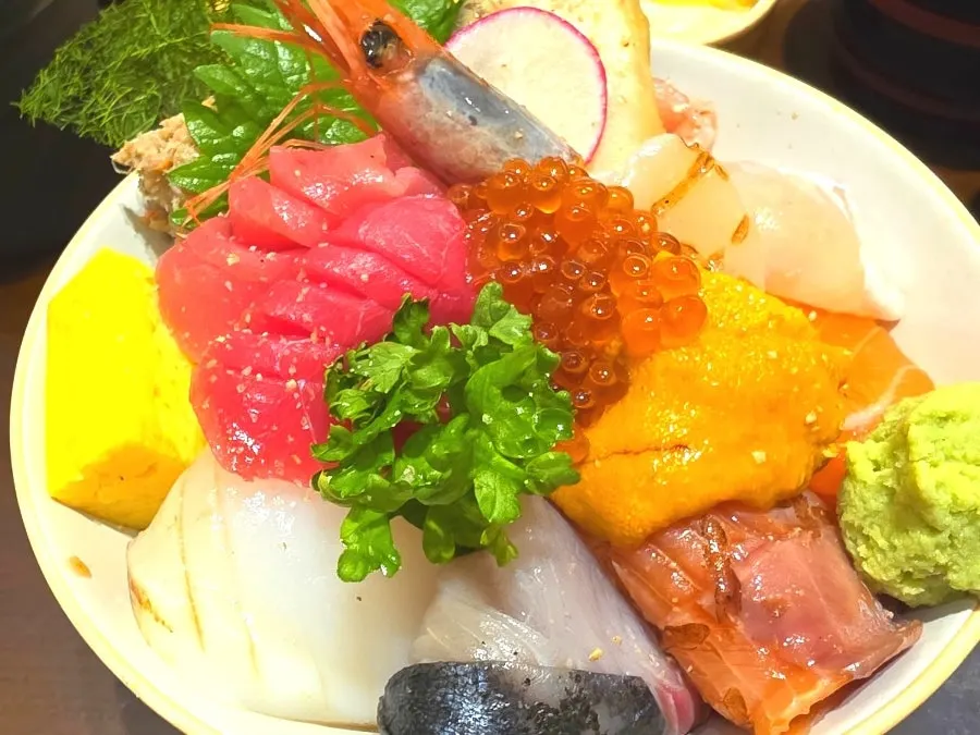 Basic kaisendon piled high with seafood