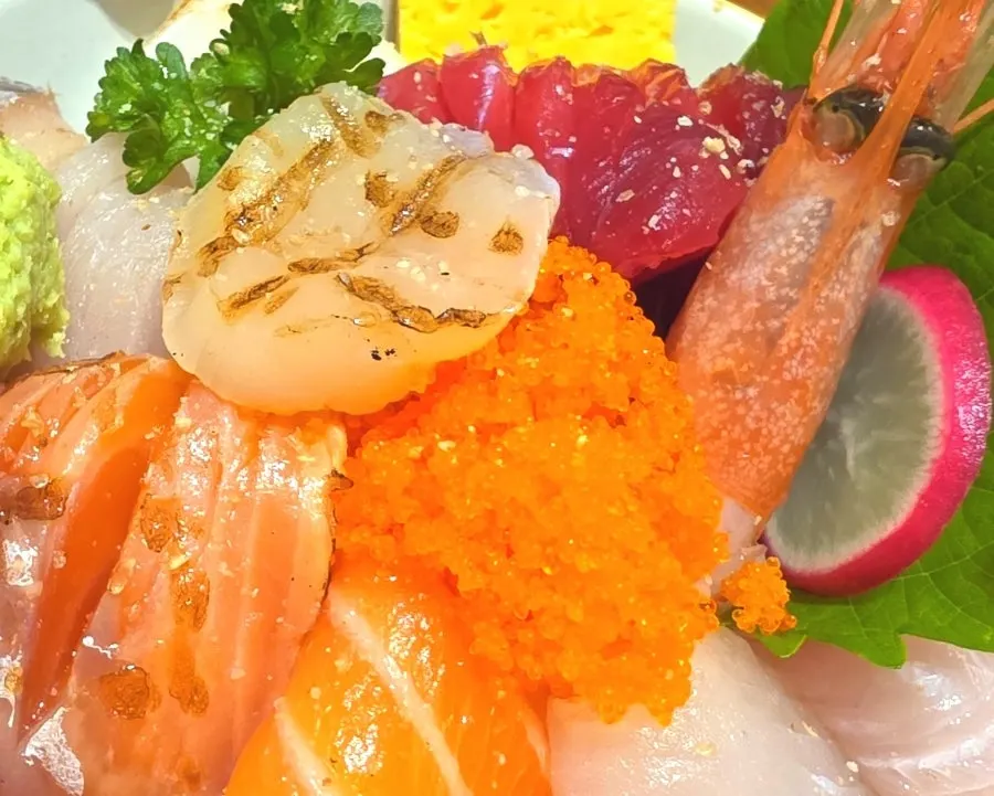 Close-up of tuna, salmon, and white fish on the kaisendon
