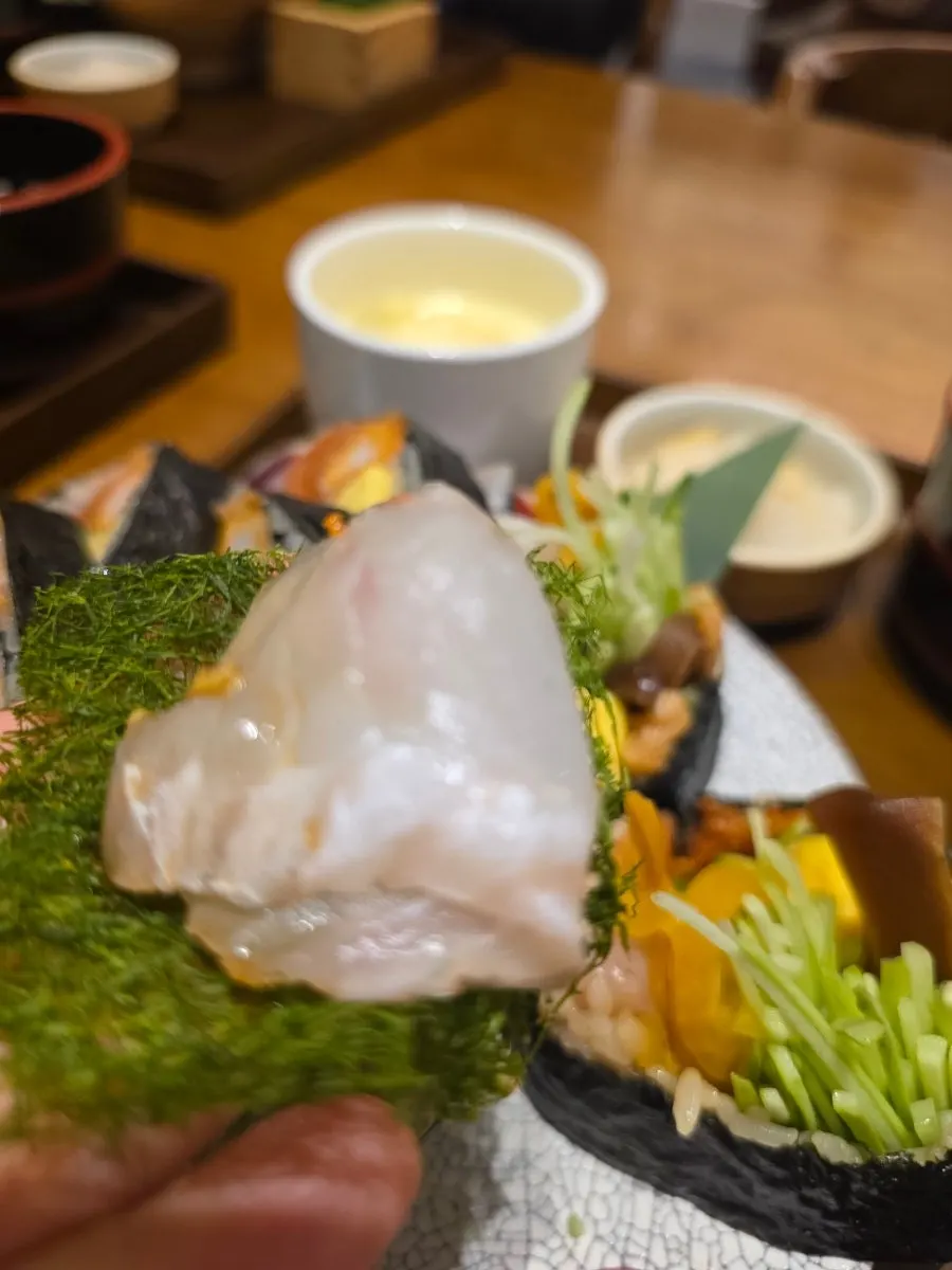 Wrapping thick-cut tuna in seaweed to eat