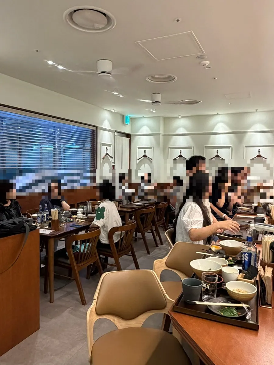 일품 광화문점 다찌석과 테이블석 내부