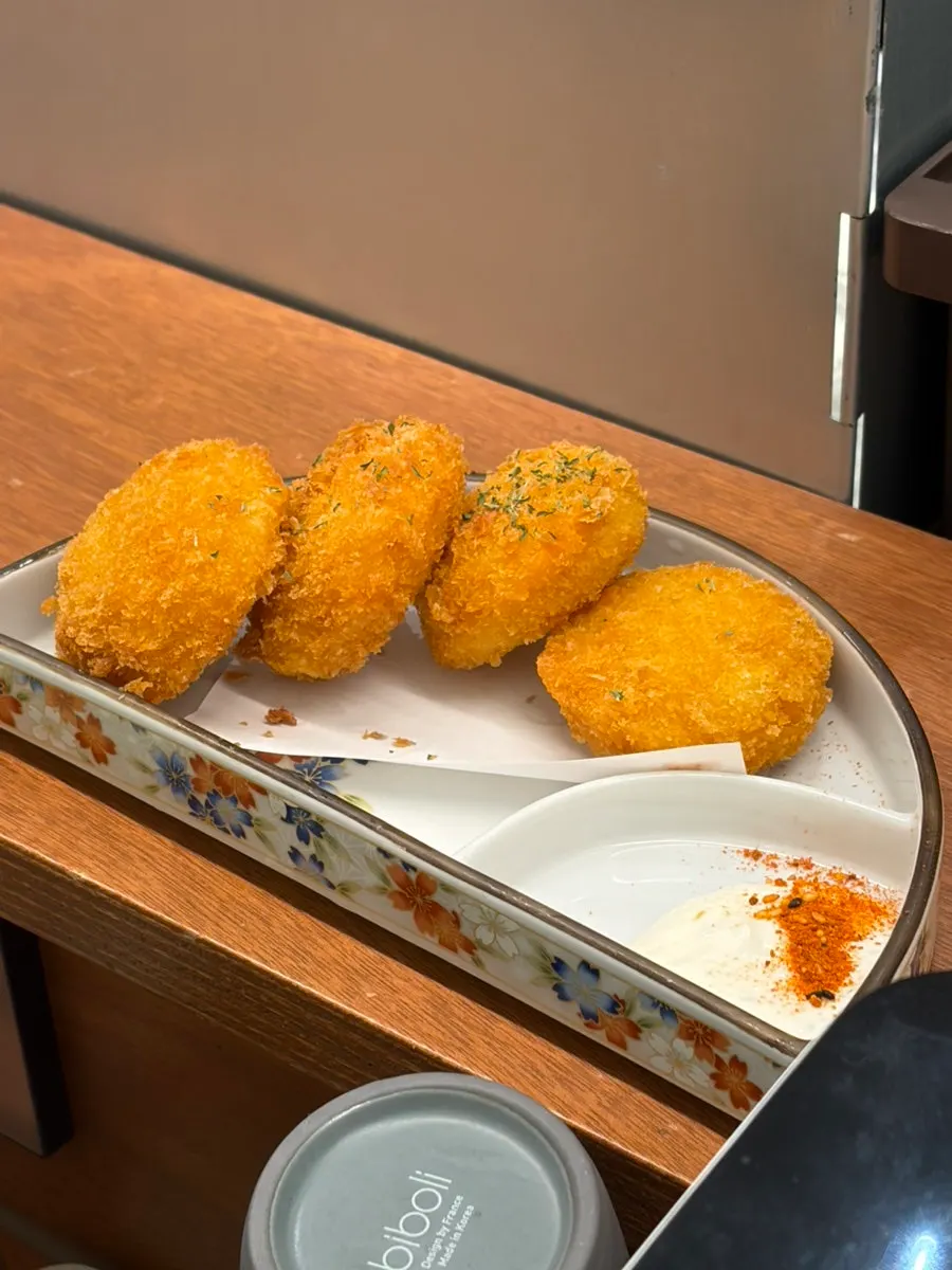 마요네즈 소스와 함께 담긴 크림 고로케 접시