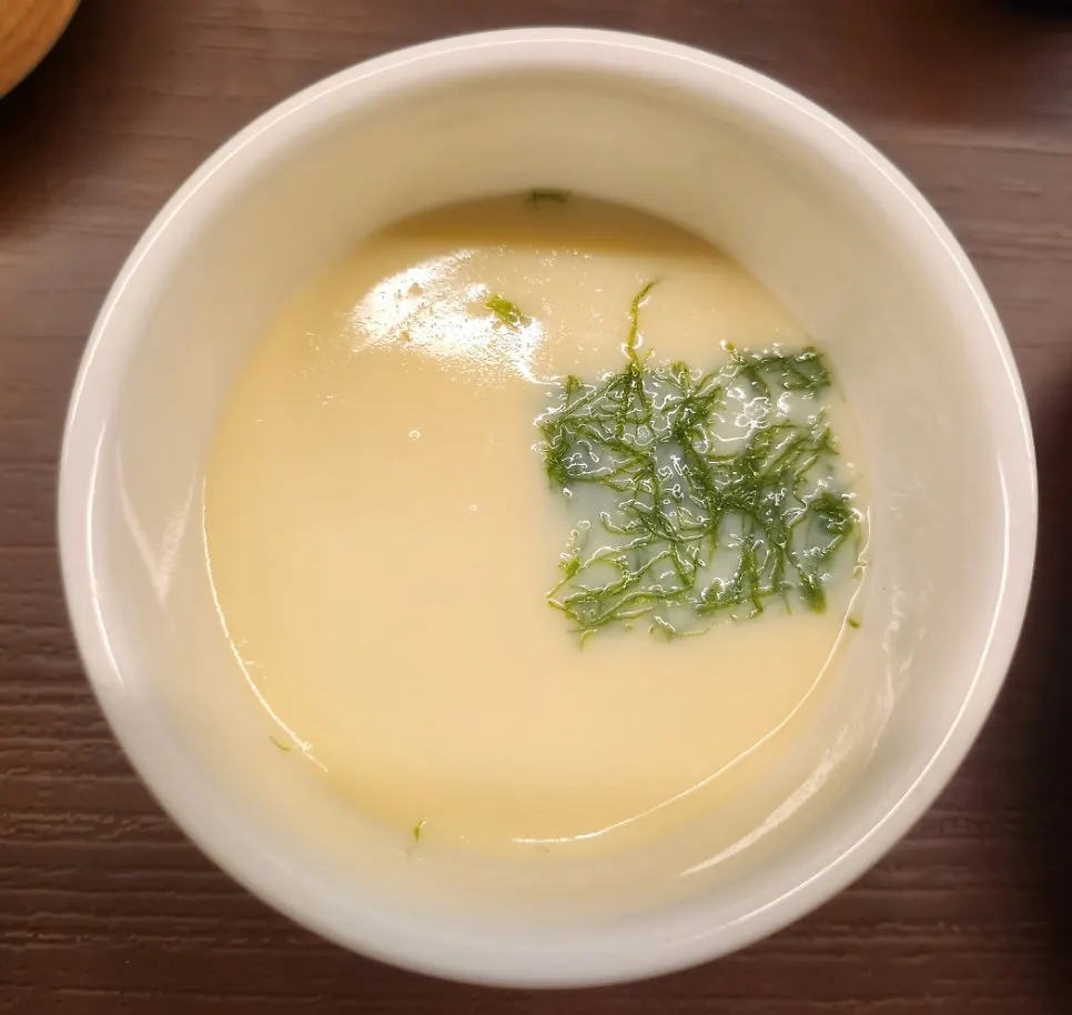 덮밥과 함께 나온 차완무시와 장국