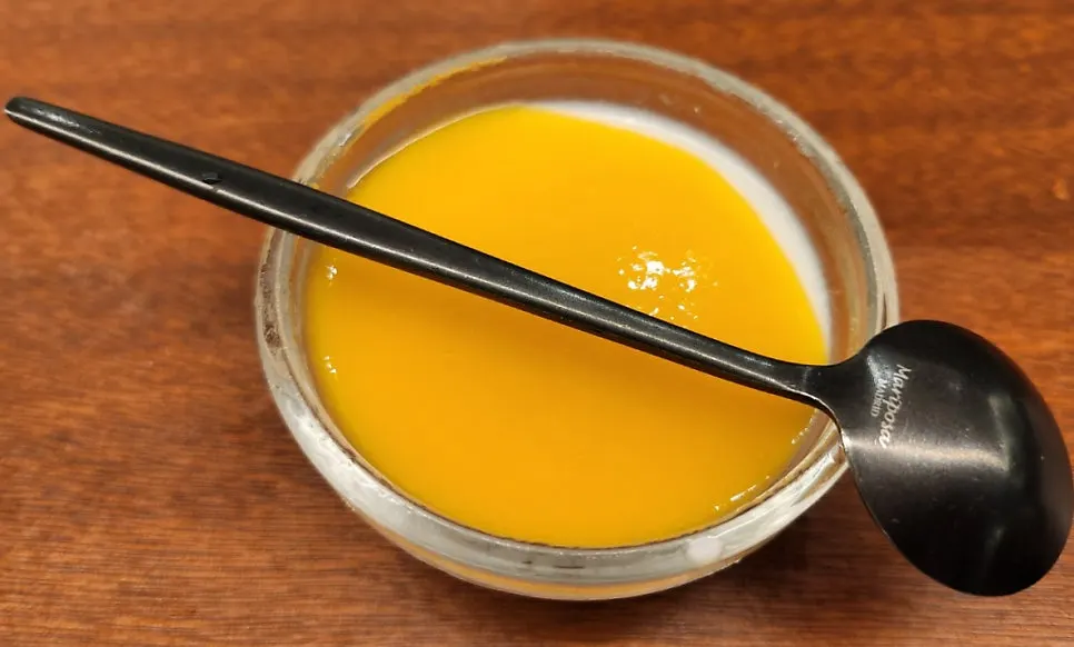 생망고를 올린 우유푸딩 디저트