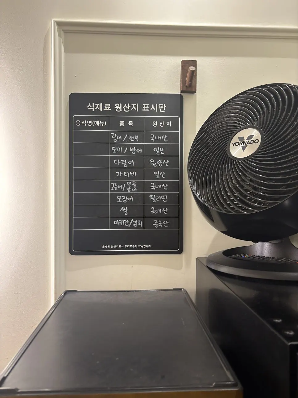 1인석과 4인 테이블이 있는 매장 내부