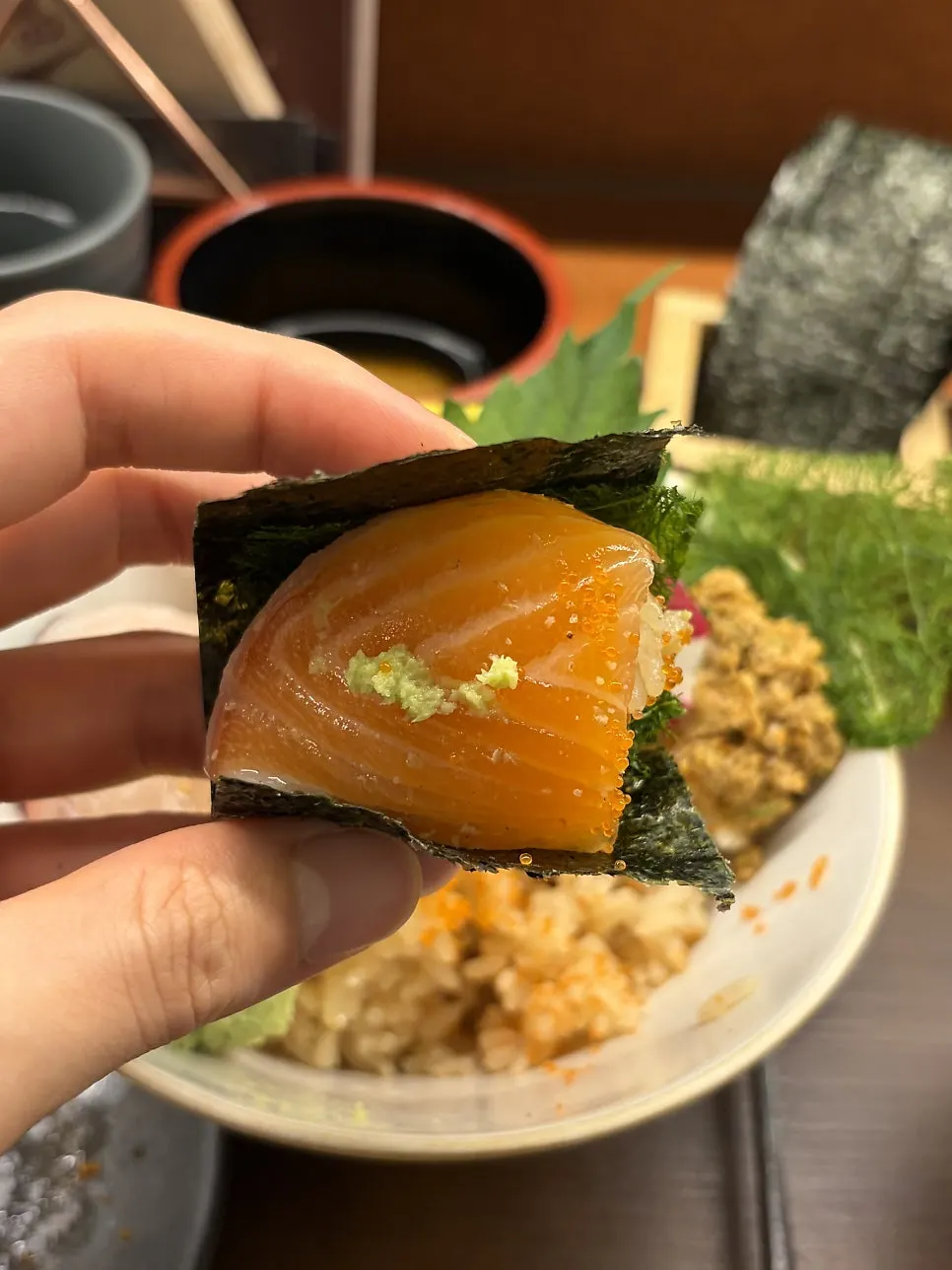 카이센동과 연어초밥정식을 함께 놓은 테이블
