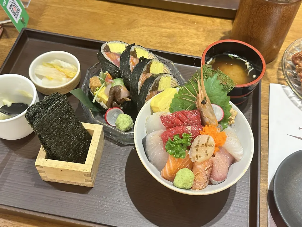 A bowl of signature kaisendon piled with thick sashimi