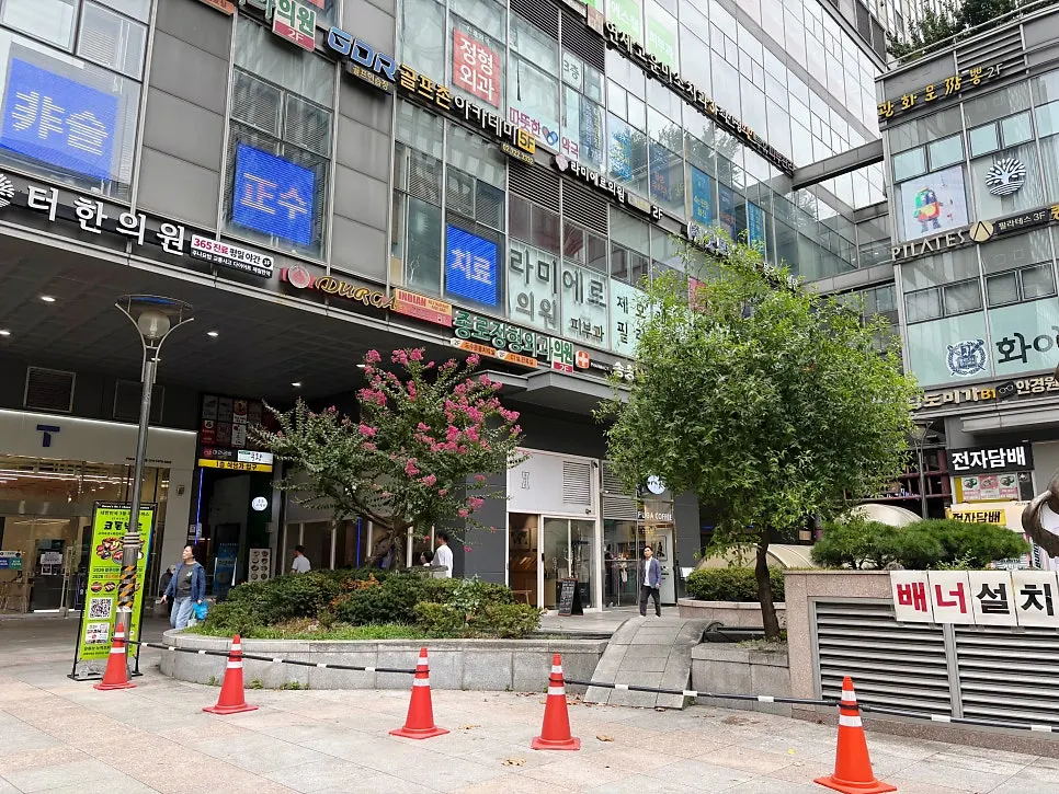 Entrance to the basement dining floor of Le Meilleur Jongno Town