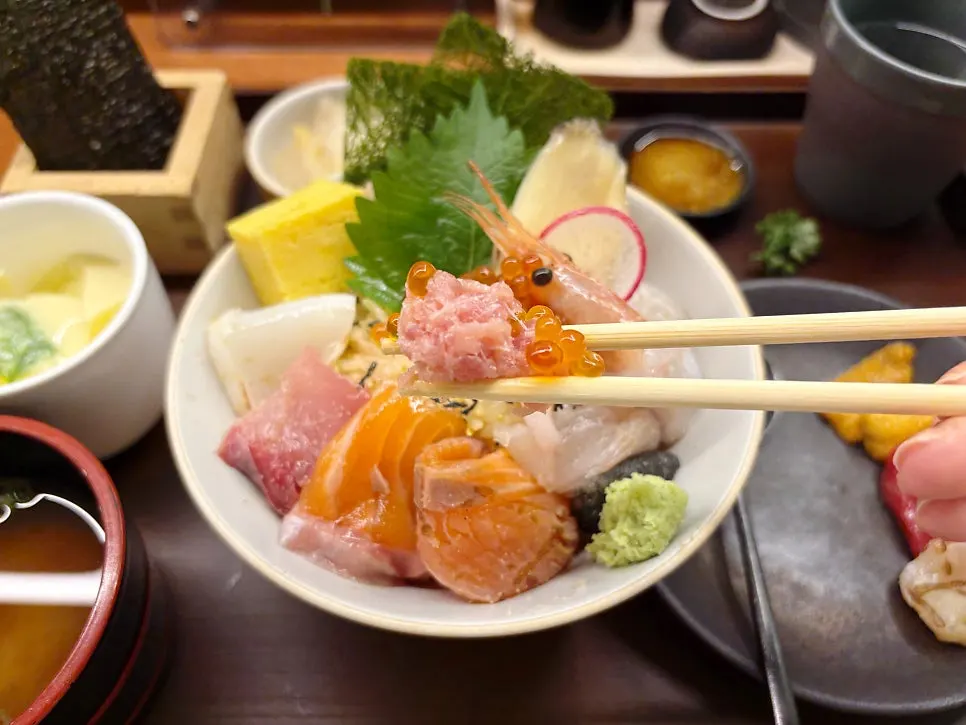 Kaisendon topped with uni and salmon roe