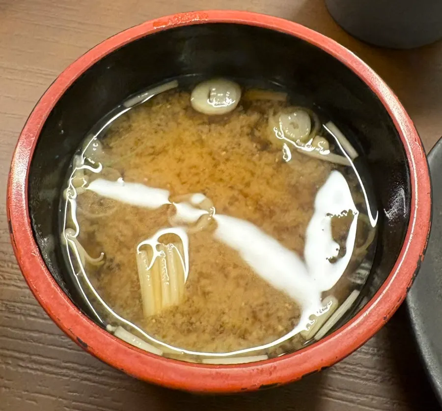 윤기 나는 장어와 초밥이 함께 놓인 테이블