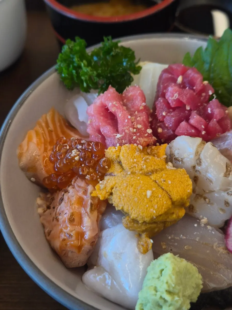 Premium kaisendon piled generously with seafood