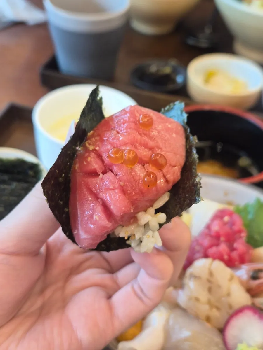 Close-up of salmon and salmon roe on the kaisendon
