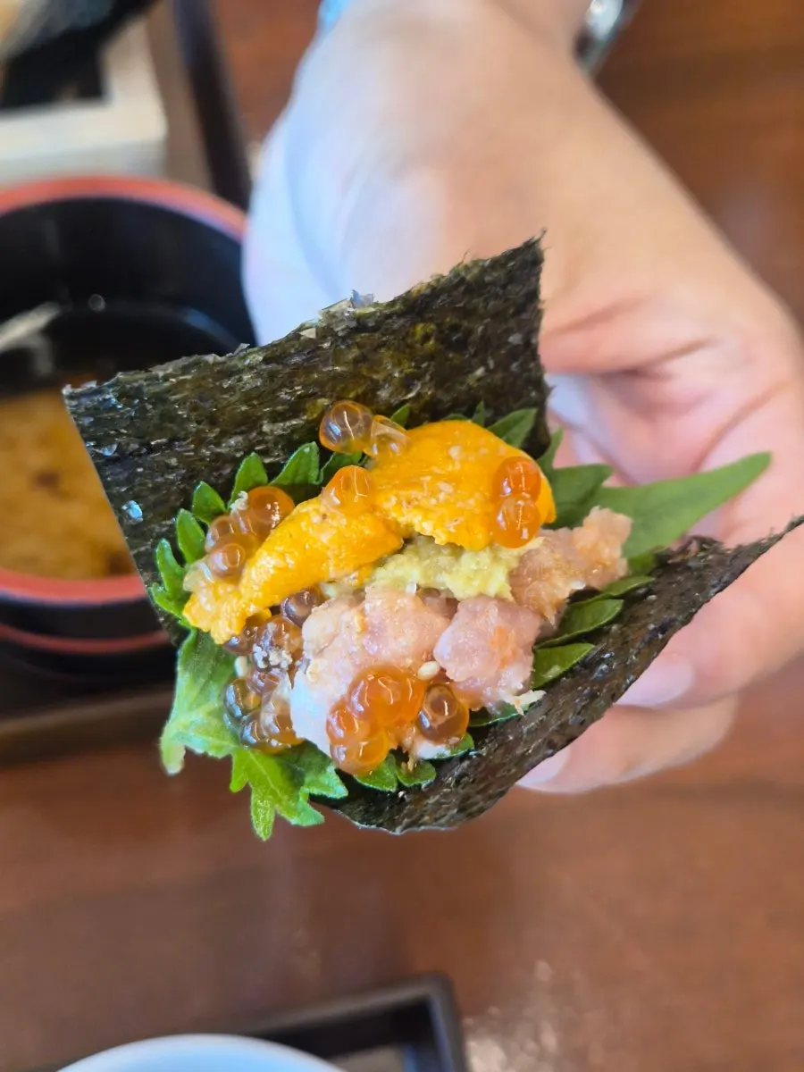Salmon roe and sea urchin piled on seaweed